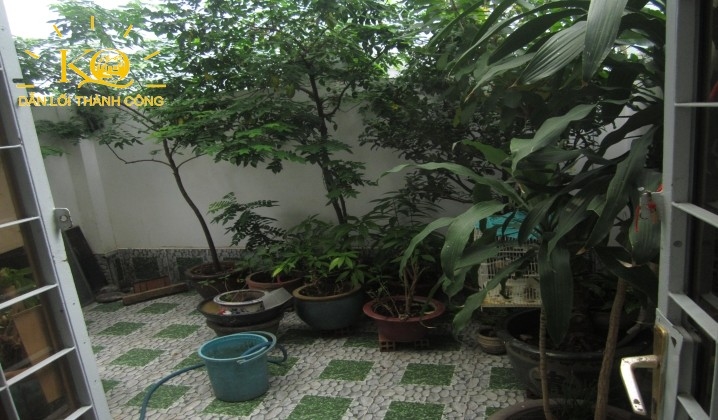 Sàn bên trong nhà nguyên căn có diện tích rộng rãi có thể tùy thích trồng cây cảnh, hoa lá trang trí theo sở thích.
