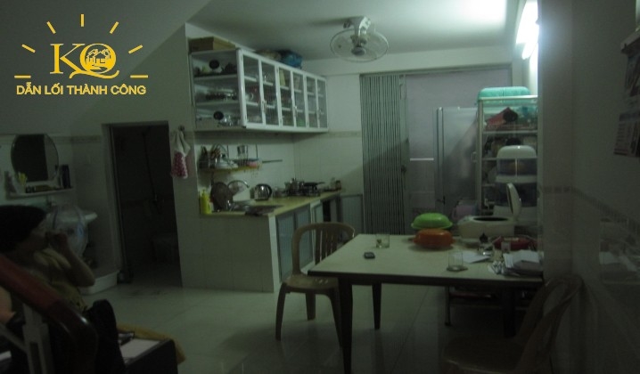 Nhà bếp được thiết kế gọn gàng, thoải mái tạo không khí ấm cúng cho gia đình khi sinh hoạt sum vầy.