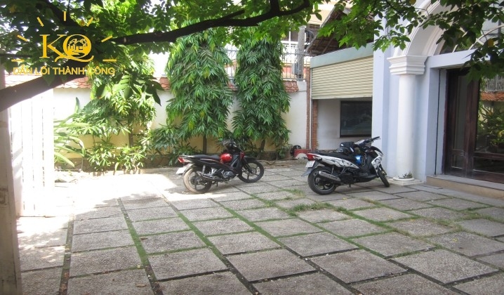 Sân trước nhà của nhà nguyên căn cho thuê đường Phan Văn Hân rộng thoáng.
