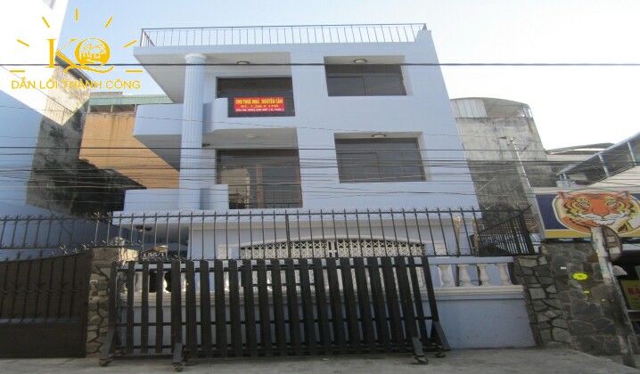 nhìn từ bên ngoài