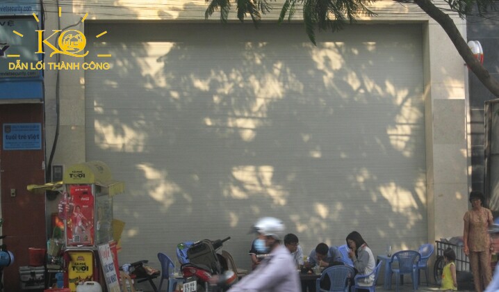 mặt trước nhà