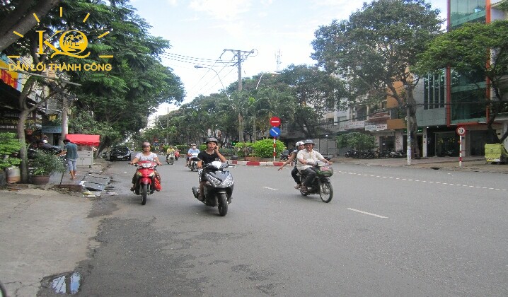 Nhìn căn nhà từ bên ngoài