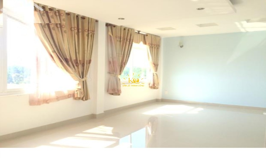 Phòng có nhiều cửa sổ nhận được nhiều ánh sáng từ bên ngoài. Phòng có nhiều cửa sổ nhận được nhiều ánh sáng từ bên ngoài.
