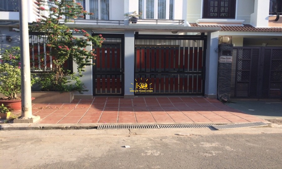 Không gian trước nhà rộng, thoáng. Không gian trước nhà rộng, thoáng.