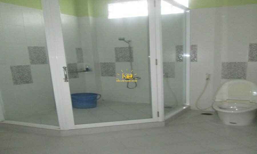 Nhà tắm thiết kế hiện đại với kính trong suốt.