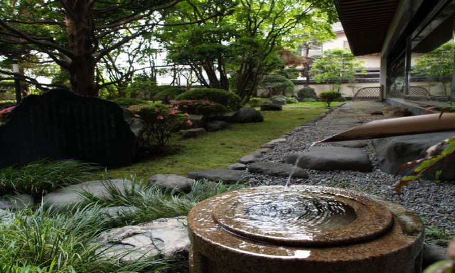 Sân vườn có thác nước tạo cảm giác sinh động
